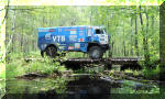 Le Kamaz sur un petit pont de bois